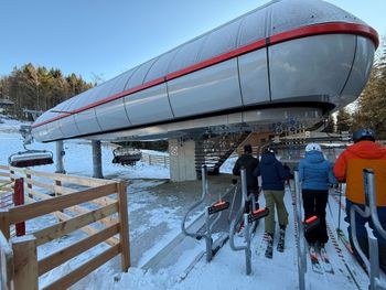 Die Große Almberg Sesselbahn ist für sechs Personen ausgelegt pro Sessel.