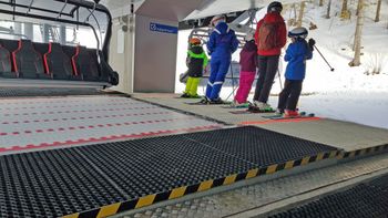 Das Förderband der Thanellerbahn lässt sich bei Bedarf anheben.