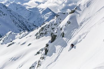 Sicher unterwegs mit den Skijacken der neuen Active Piste Kollektion.