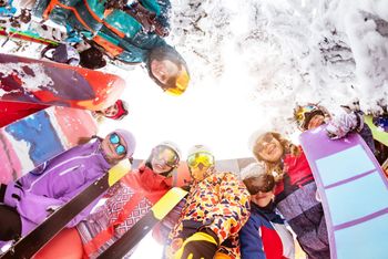 Skifahren als Klassenfahrt stellt eine willkommene Abwechslung zum Schulalltag dar und stärkt den Zusammenhalt.