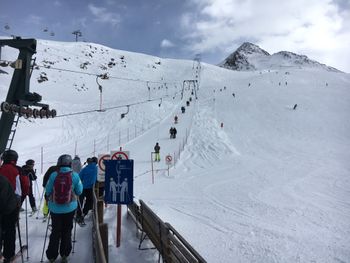 Tolle breite Carving-Pisten und wenig los: Die rote Abfahrt Nummer 4 am Almspitzlift.