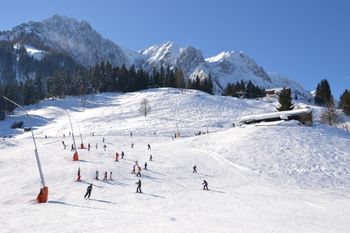 Perfekt für Anfänger und Wiedereinsteiger sind die vielen blauen Pisten im Skigebiet Zahmer Kaiser.