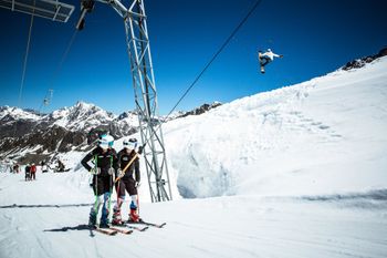 Unter anderem nutzen auch mehrere Trainingsgruppen die lange Saison bis in den Frühsommer am Kaunertaler Gletscher.