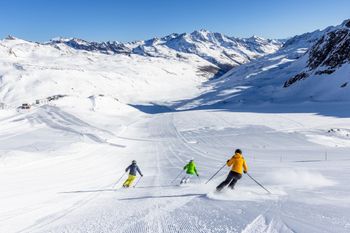 Breite Pisten zum genüsslichen Carven erwarten Wintersportler am Schnalstaler Gletscher.