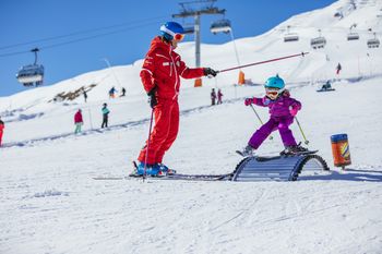 Die Skischule Scuol vermitteln kleinen Pistenflöhen kindgerecht den Spaß am Skifahren.