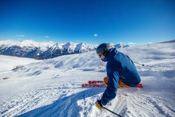 Bei einem Skiurlaub in Scuol solltest du dir auf keinen Fall die sogenannte Traumpiste vom Berg Salaniva hinunter nach Sent entgehen lassen.