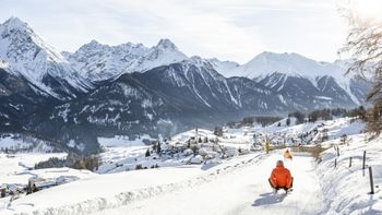 Die vielen Schlittelwege im Unterengadin bieten rasantes Schneevergnügen für Groß und Klein