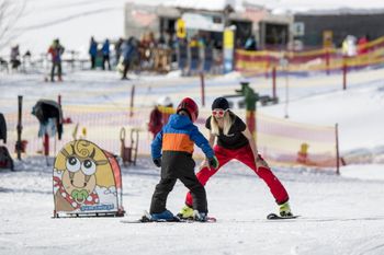Das Skischulangebot auf der Brunnalm ist beliebt. Die Anreise zum Skikurs ist kurz.