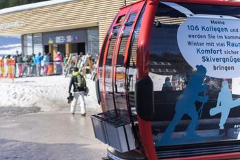 Mit der neuen Olympiabahn (Talstation im Hintergrund) wurde in diesem Winter der Anfang gemacht. Die neue Gondelbahn wird nun über den Sommer folgen.