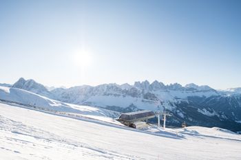 Über 40 Pistenkilometer, sieben moderne Aufstiegsanlagen und herrliche Ausblicke sorgen für traumhaftes Skivergnügen.