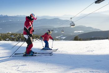 Am Rittner Horn meistern Skizwerge die ersten Schwünge auf den Brettern.