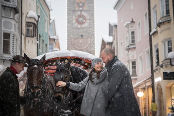 Wintersport und verschneite Stadtromantik - in Bozen, Brixen und Sterzing ist beides möglich.