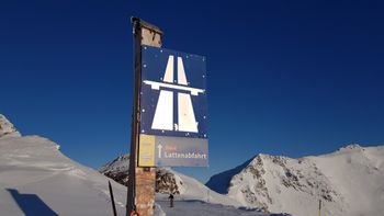 Die Lattenabfahrt ist mit 8 km die längste Piste im Skigebiet.