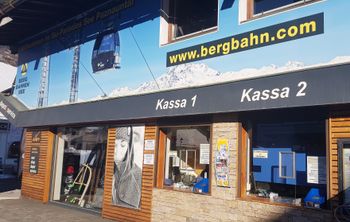 Einfach an den Kassen nach dem SkiHit-Pass fragen.