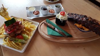 In der Berghütte Gadein wirst du mit herzhaften Speisen verköstigt.