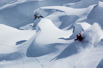 Thanks to its reliable snow conditions, Zermatt is an absolute favorite among freeriders too!