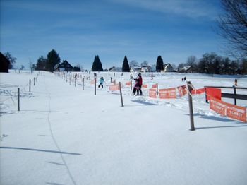 Familien lieben das kleine Skigebiet. Schnee liegt hier im Winter genug.