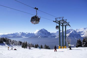 Lake Louise liegt im Banff Nationalpark im Südwesten Kanadas und ist eines der größten und beliebtesten Skigebiete Nordamerikas.
