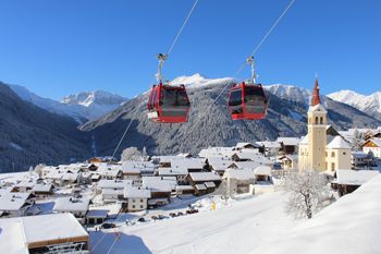 Von Obertilliach bringt die Gondelbahn Golzentipp die Skifahrer und Snowboarder auf den Berg.