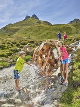 Erfrischender Spaß im Wandergebiet auf der Sommerbergalm.