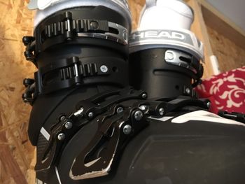 Die Schnallen der Skischuhe sollten über den Sommer unbedingt fest geschlossen werden.