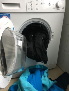 Dreckige Skikleidung nur bei 30 Grad im Schonwaschgang waschen.