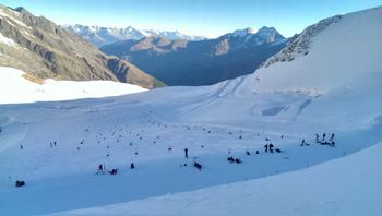 Die Skisaison in Saas-Fee startet bereits Mitte Juli. Das nutzen auch viele Trainingsteams.