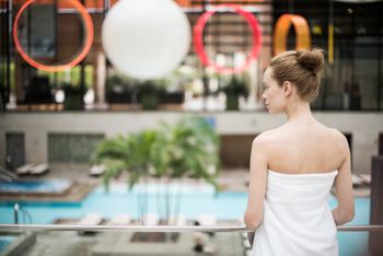 In Meran lassen sich Wintersport, Städtetrip und Wellness perfekt verbinden. Es gibt sogar Kombitickets, die neben dem Skipass für Meran 2000 auch den Eintritt in die Therme Meran enthalten.