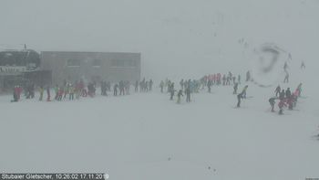 Am Sonntagvormittag waren viele Wintersportler zum Stubaier Gletscher.geströmt, um den vielen Neuschnee auskosten zu können. Mittags wurde das Skigebiet dann wegen Sturm geschlossen.