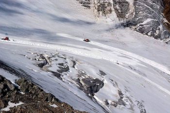 Letzte Vorbereitungen am Pitztaler Gletscher.