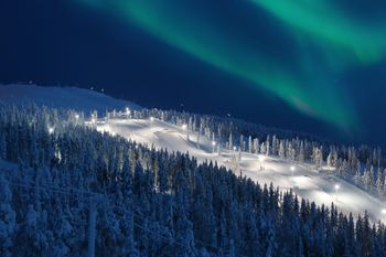 Skifahren unter Polarlichtern: Levi liegt nördlich des Polarkreises.