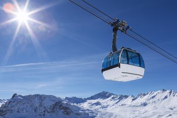 Wer seinen Skipass online kauft, für den geht's ohne Anstehen an der Kasse direkt in die Gondel!