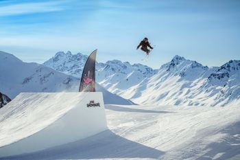 Auf den Kickern sind spektakuläre Tricks wie Flips und Rotations möglich.