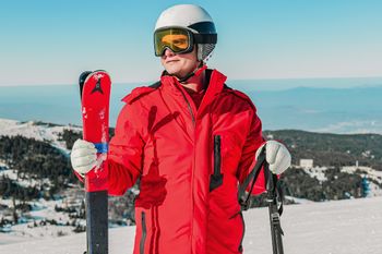 Ob Mieten oder Tauschen – es gibt viele Wege, um die passende Skiausrüstung zu finden und dabei Kosten zu sparen.