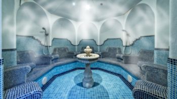 Dank Infrasalair dringt die Sole im Dolomiti SPA Dampfbad tief in die Atemwege ein und reinigt diese. Ebenso wird Feuchtigkeit in den unteren Hautschichten gebunden.