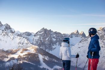 Skifahrer können sich im Skigebiet 3 Zinnen Dolomiten über perfekt präparierte Pisten für alle Ansprüche freuen.