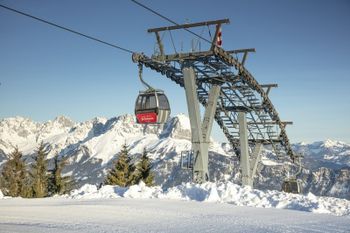 Im Skigebiet hat man ein traumhaftes Bergpanorama. Auch bei der Fahrt mit der Gondel.
