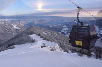 10 Personen fassen die von Pininfarina designten Gondeln.