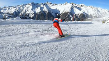 Beim Kurzschwung Kanten immer kurz und kräftig in den Schnee drücken und Körper nach vorne richten.