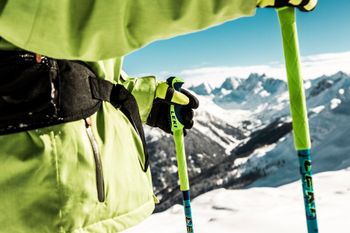 Für die Ausführung des Kurzschwungs ist der Stockeinsatz unverzichtbar.