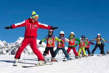 Im Familienparadies Ladurns sind die ersten Schwünge beim Skinachwuchs schnell gemeistert.