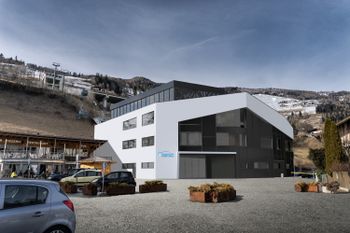 Die Gondelbahn führt über die Brennerautobahn.