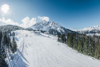 Rodeln, Winterwandern, Langlaufen und mehr: Auch abseits der Skipisten gibt es im Stubaital viel zu erleben.