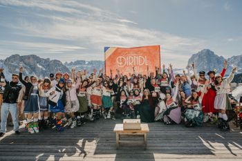 Der Gaudi-Riesentorlauf am Dolomites Dirndl Ski Day ist für einen guten Zweck.