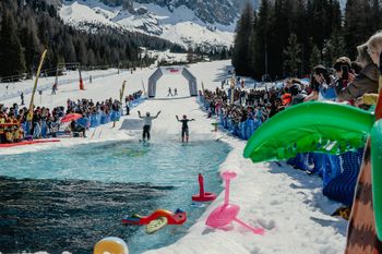 Wer schafft es den Wasserteich beim Lockenfest zu überqueren?