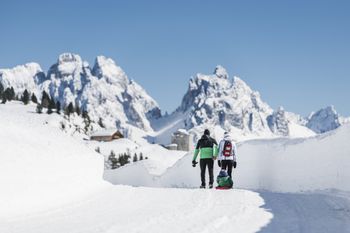 Viele Rodelbahnen erreichst du am besten über eine entspannte Wanderung mit traumhafter Aussicht.