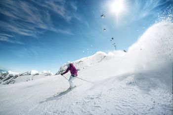 Am Kitzsteinhorn erwarten dich bereits Anfang Oktober perfekt präparierte Gletscherpisten.