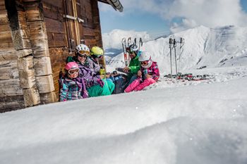 Die Surselva bietet Winterspaß für Groß und Klein.