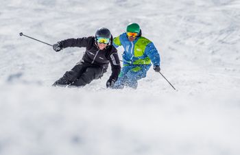 Wer tagsüber nicht genug kriegt, kann 3x pro Woche zum Gratis-Nachtskifahren.