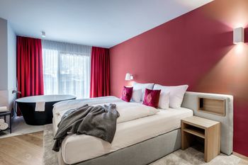 Eine große Wanne erwartet Pärchen in dieser Suite.